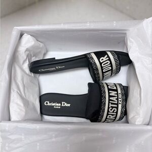 Dway Slide
Black embroidered cotton